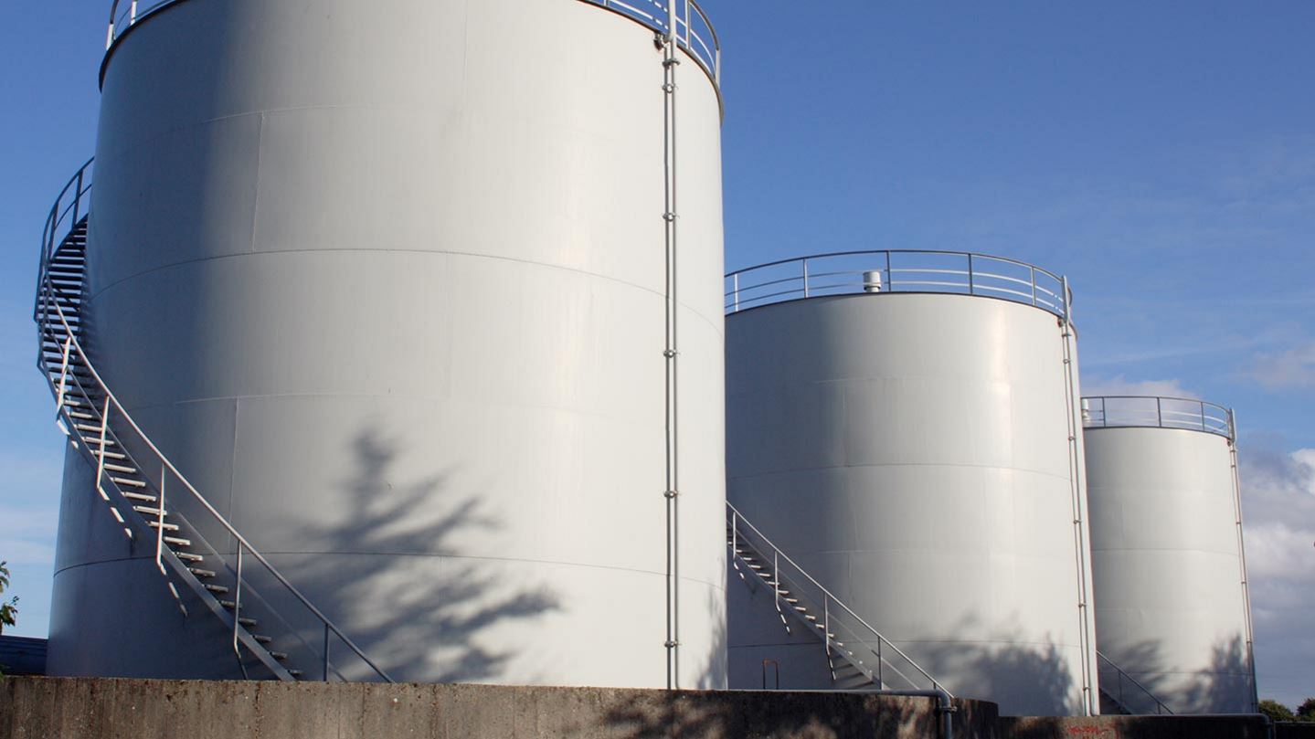 Large liquid storage tanks for power and energy generation industry