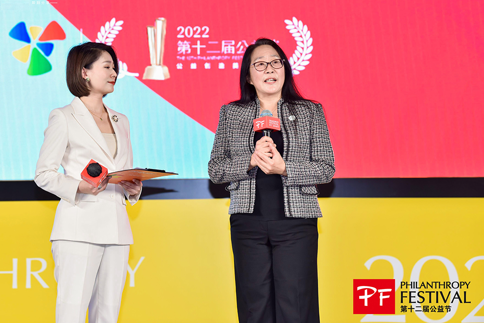 Feng Yan, Air Products China vice president, accepting Sustainability Role Model Award 2022